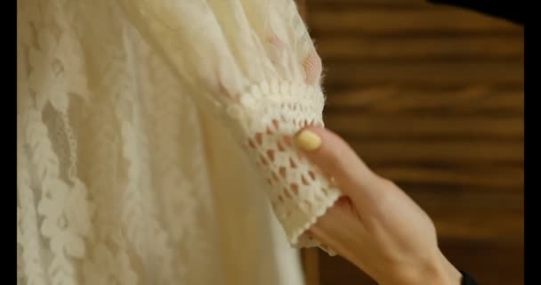 Close-up van vrouwelijke handen controleert de kwaliteit van de jurk, syntheticl kleren. modieuze trendy look. Slow Motion-opname - Video
