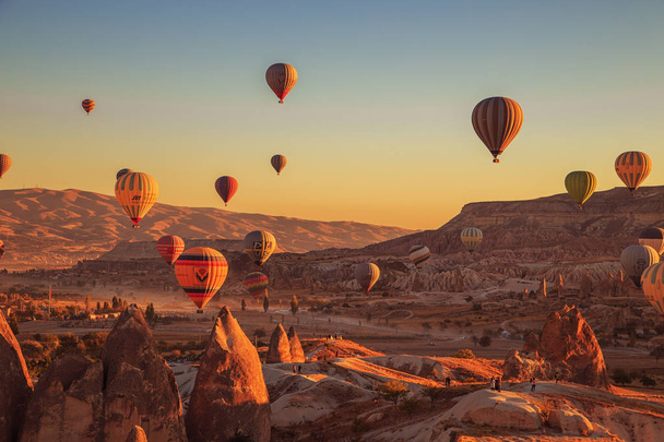 Amazing sunrise over Cappadocia. Colorful hot air balloons. - Fotografie, Obrázek