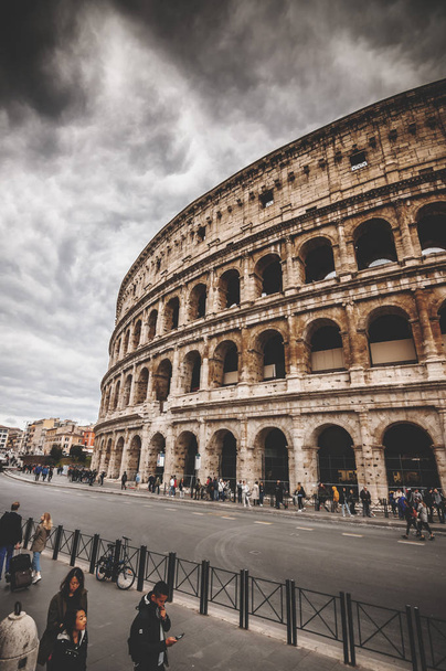 Exterior view of the ancient Roman Colloseum in Rome - Zdjęcie, obraz