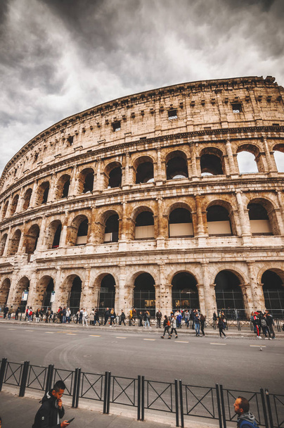 Buitenaanzicht van het oude Romeinse Colloseum in Rome - Foto, afbeelding