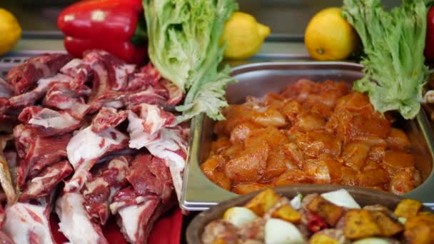 Čerstvé hovězí maso a kuře s kořením - Záběry, video