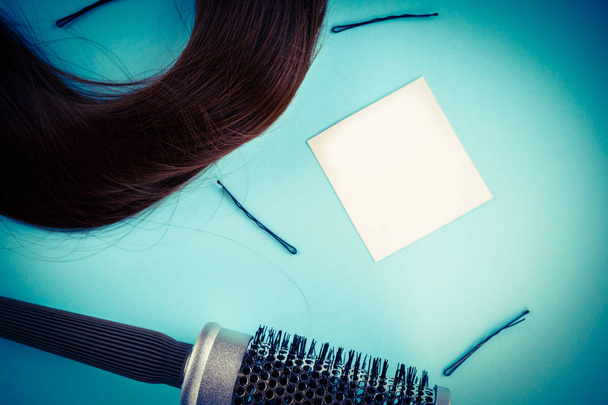 Friseurkonzept: Falsche Haare und Haarnadeln - Foto, Bild