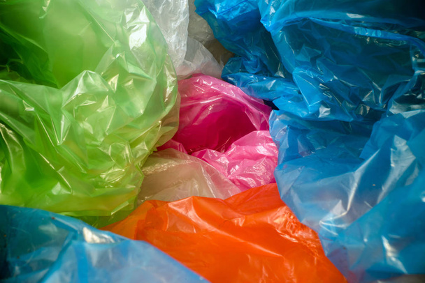 Sacos de plástico descartáveis fundo. Resíduos plásticos leves, transparentes e reutilizáveis. Sacos de lixo, reciclagem de plástico, questões ambientais
 - Foto, Imagem