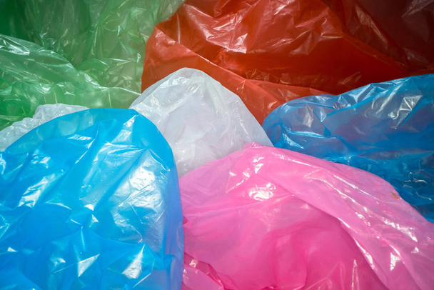 Wegwerp plastic zakken achtergrond. Lichtgewicht transparant, herbruikbare plastic afval. Vuilniszakken, kunststof recycling, milieuvraagstukken - Foto, afbeelding