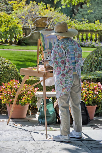 Artist painting a picture in a garden on a sunny day - Foto, immagini