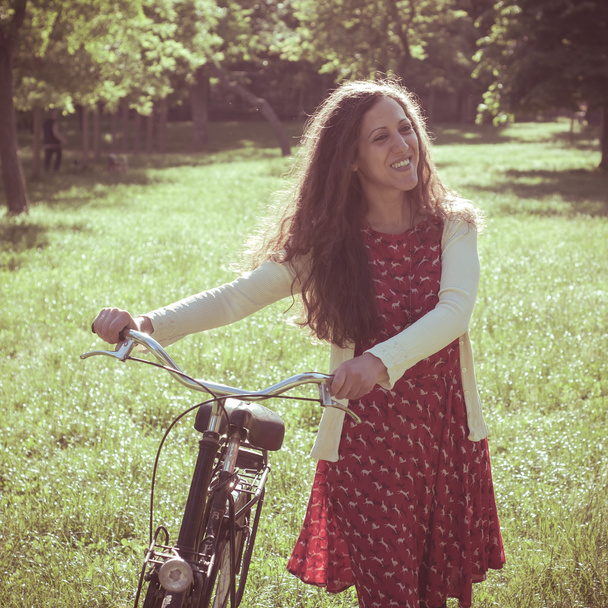 vintage oriental mujer hipster con bicicleta
 - Foto, Imagen