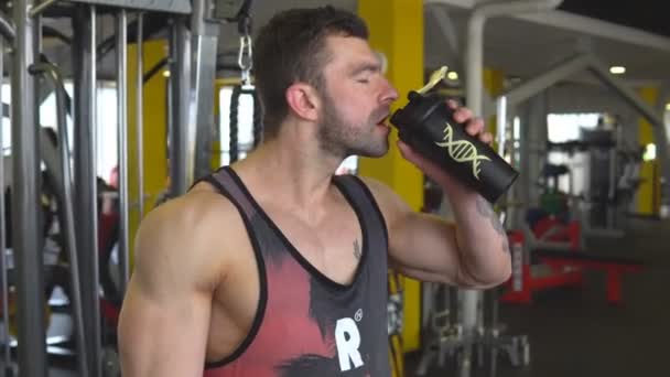 Young Muscular Man Drinking A Water Bottle - Záběry, video