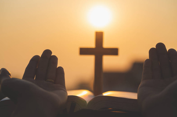 Las mujeres le rezan a Dios con la Biblia y la cruz de la mañana
 - Foto, imagen