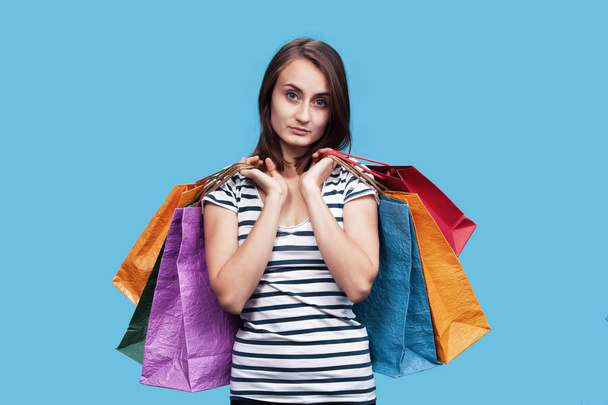Szczęśliwa młoda kobieta z torbami na zakupy - Zdjęcie, obraz
