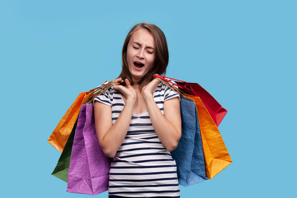 Szczęśliwa młoda kobieta z torbami na zakupy - Zdjęcie, obraz