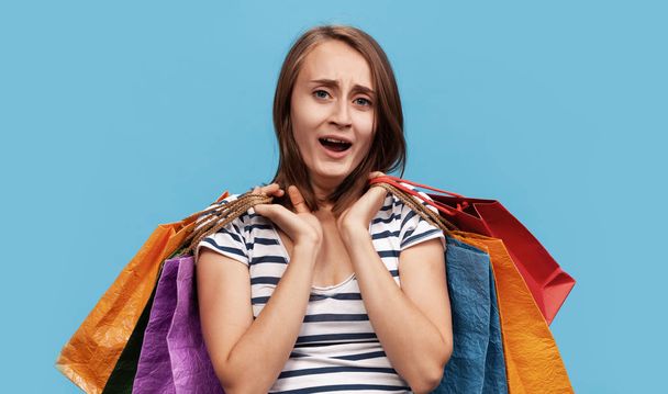 Glückliche junge Frau mit Einkaufstüten - Foto, Bild