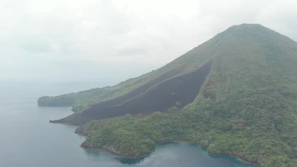 Antenne: vliegen over Banda-eilanden actieve vulkaan Gunung API lava stroomt Maluku Indonesia weelderig groen bos turquoise water Coral Reef Scenic reisbestemming. Native cinecht D-log kleurprofiel - Video