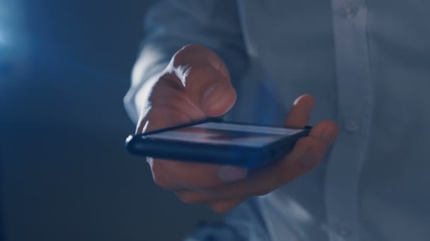 Nahaufnahme Geschäftsleute Hand Finger scrollen auf Smartphone in der Dunkelheit. - Filmmaterial, Video