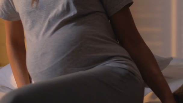 Έγκυος κυρία ξαπλωμένο κρεβάτι για να κοιμηθεί στην πλευρική θέση, υγειονομική περίθαλψη κατά τη διάρκεια του τριμήνου - Πλάνα, βίντεο