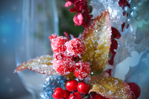 Різдвяна декоративна композиція червоних ягід на снігу з імітацією кристалів льоду
. - Фото, зображення