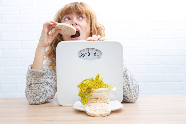 Концепция диеты и похудения, кукурузные торты с рулеткой и девушка
 - Фото, изображение