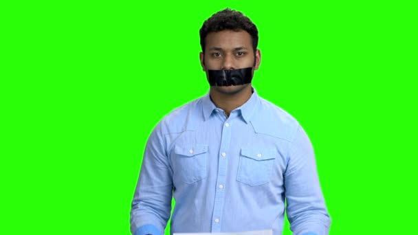 Indyjski człowiek z klejone usta na zielonym ekranie. - Materiał filmowy, wideo