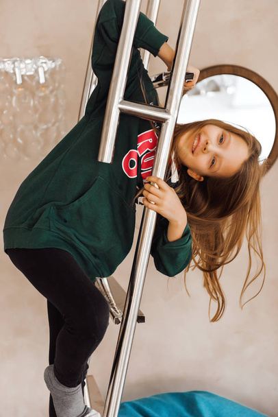 happy girl posing on ladder - Zdjęcie, obraz