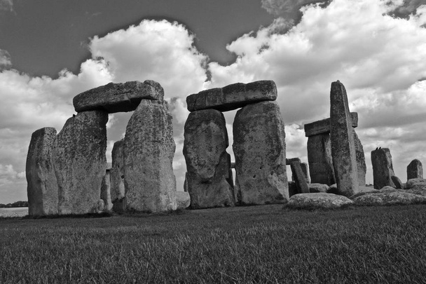 Pedras de Stonehenge em um dia de verão nublado, preto e branco
 - Foto, Imagem