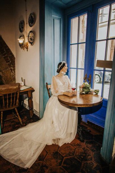 beautiful bride in white dress posing in studio - Foto, afbeelding