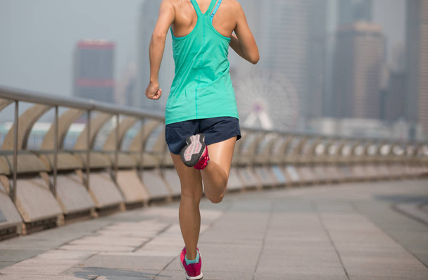 Здоровый образ жизни женщина бегущая по туманному городу утром
 - Фото, изображение