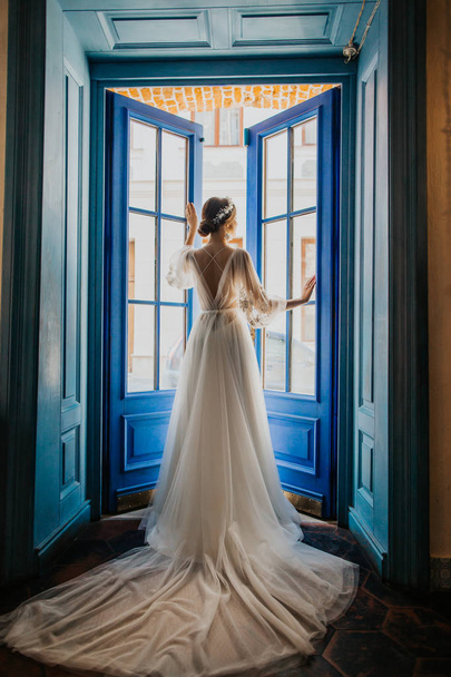 beautiful bride in white dress posing in studio - Foto, Imagem