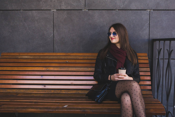 beautiful woman walking in the city enjoying delicious coffee - Foto, Imagen