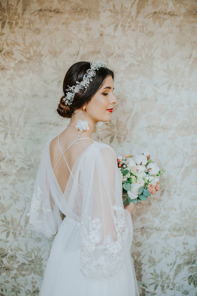 beautiful bride in a wedding dress - Fotó, kép