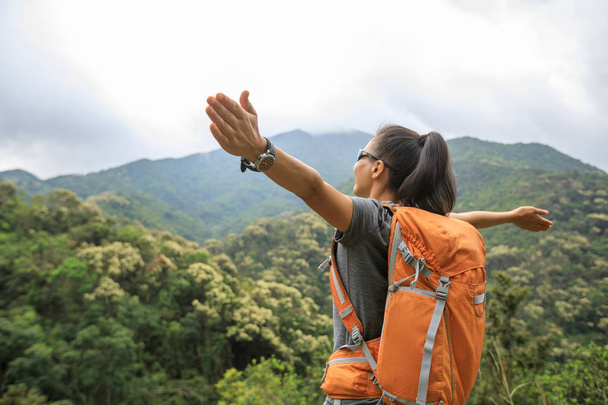 young woman backpacker hiking at forest mountain top - Foto, imagen