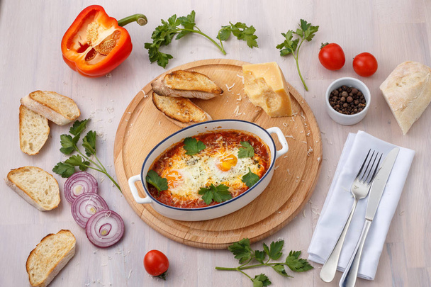  italienisches Frühstück, Spiegeleier mit Käse von oben - Foto, Bild