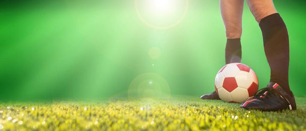 Piłka nożna kobiet, futbol. Kobiece nogi i piłka nożna na trawie, sztandar, przestrzeń do kopiowania - Zdjęcie, obraz