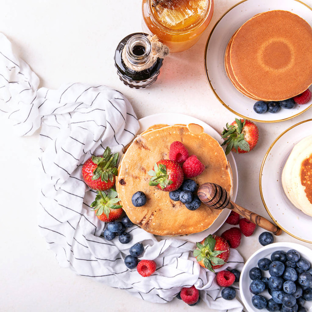 Blueberry pancakes served with honey - 写真・画像
