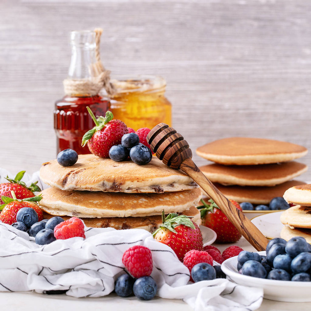 Blueberry pancakes served with honey - Φωτογραφία, εικόνα