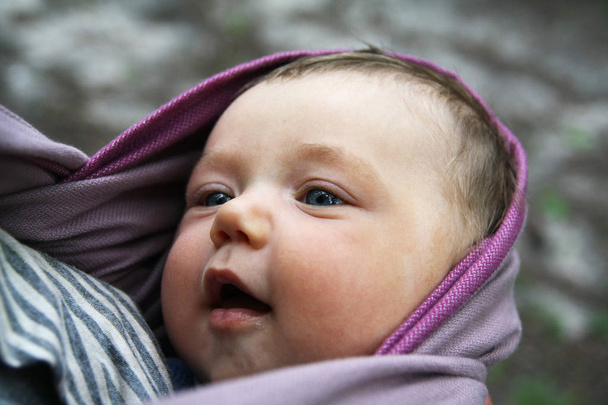 aranyos Baby kék szemmel a hevederre - Fotó, kép