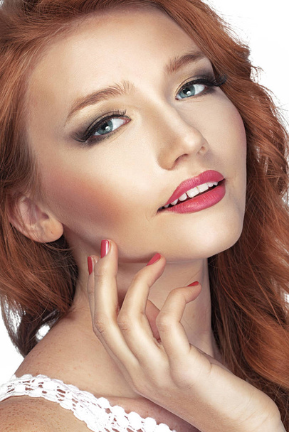 Portrait of beautiful redheaded girl closeup - Fotoğraf, Görsel