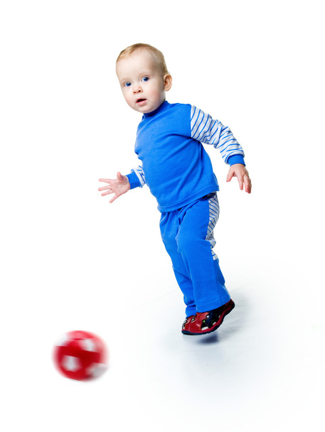 Little boy with the ball - Фото, зображення