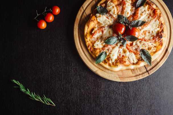 Italian pizza with chicken on the Board - Foto, afbeelding