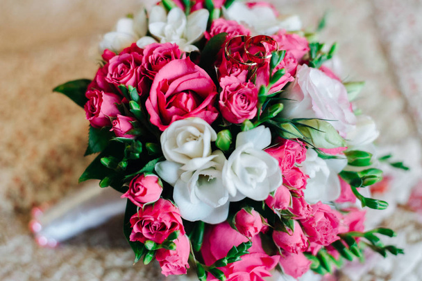 színes menyasszonyi csokor rózsa - Fotó, kép