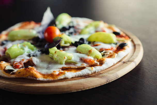 Pizza italienne aux poivrons sur le plateau avec un couteau
 - Photo, image