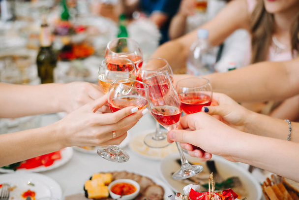 guests at the banquet clink glasses of wine - Foto, Imagem