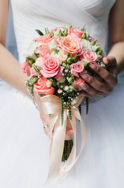 Невеста держит свадебный букет роз
 - Фото, изображение