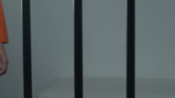 Чорний чоловік даючи гроші Кавказького ув'язненого, оплата за незаконне користь у в'язниці - Кадри, відео