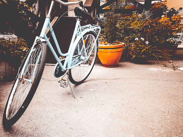 helles türkisfarbenes Fahrrad an der Straße - Foto, Bild