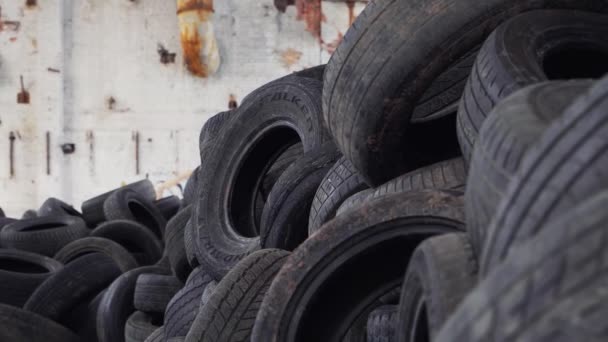 Neumáticos viejos en un vertedero, de cerca. Montón de neumáticos usados se encuentra en un vertedero especial
. - Metraje, vídeo