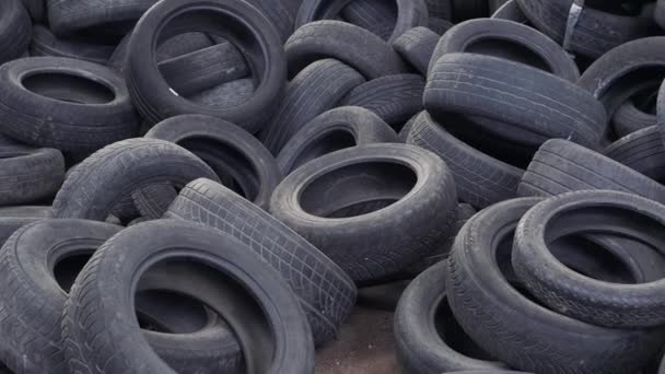 Grande pila di ruote nere usate sul territorio vuoto
 - Filmati, video