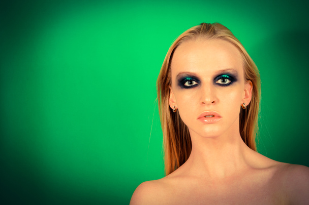 Maquillage avec ombres vertes
 - Photo, image