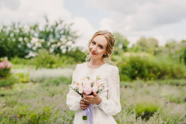 beautiful bride in white dress posing in the park - Valokuva, kuva
