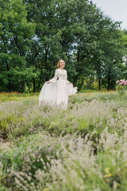 beautiful bride in white dress in the park - Fotoğraf, Görsel