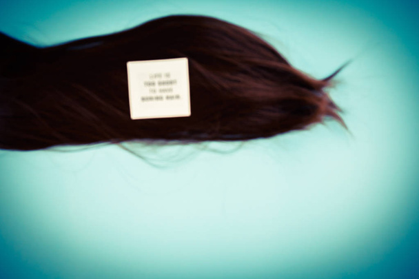 concepto de peluquería: pelo falso y horquillas
 - Foto, Imagen