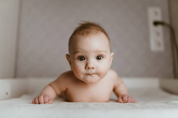 The little baby is lying on the changing table - Fotoğraf, Görsel